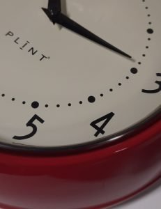 Plint clock Red